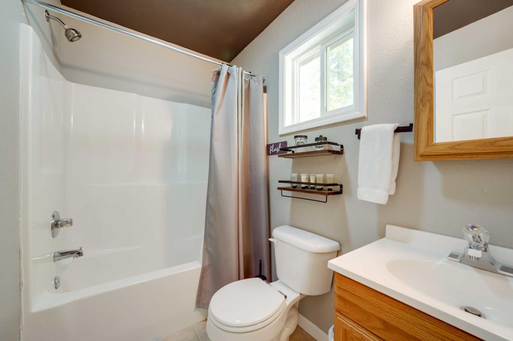 Cozy Whittier Cabin And Yard And Hot Tub, Pets Welcome 外观 照片